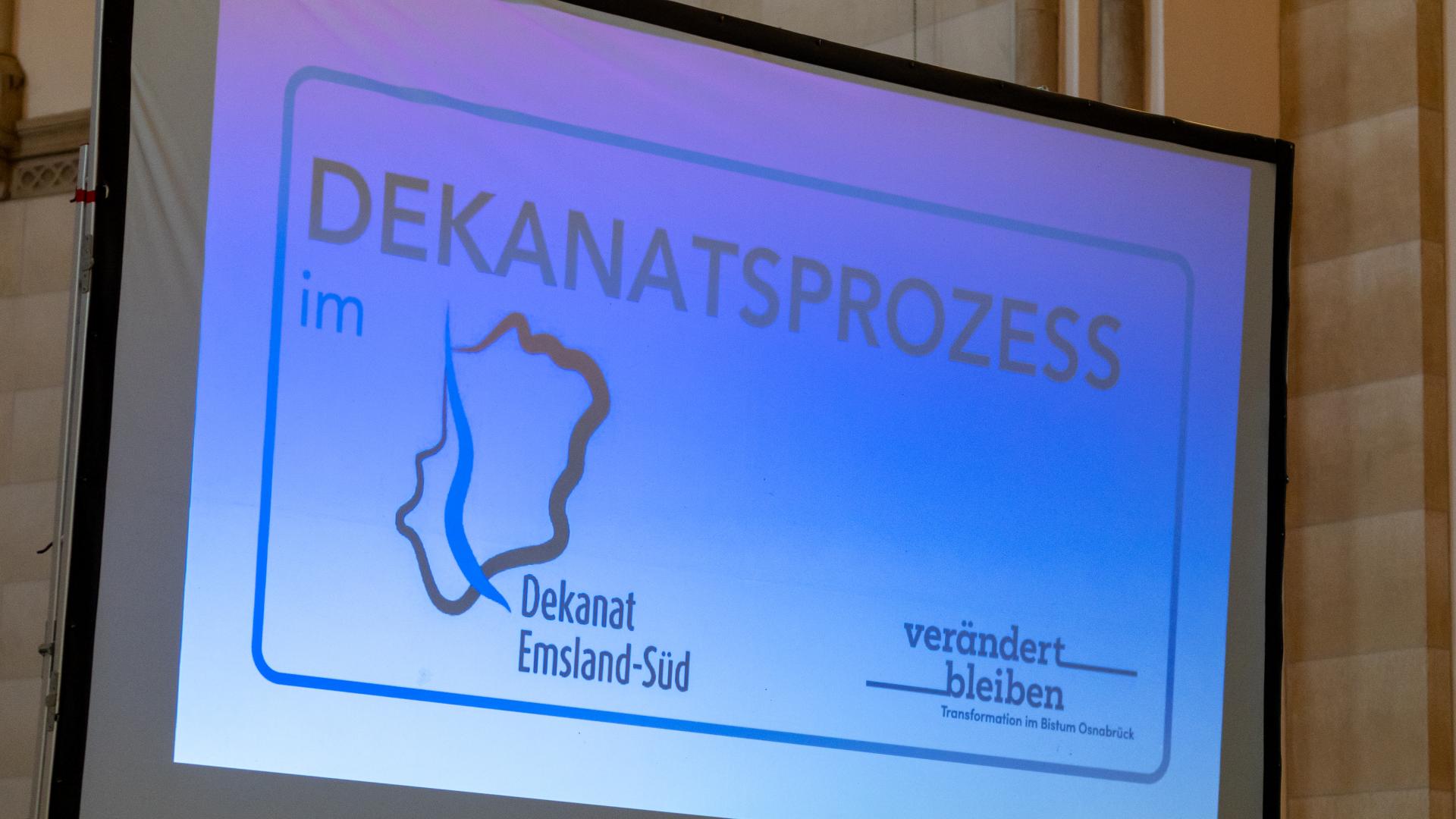 Ein Schild mit der Aufschrift Dekanatsprozess Emsland-Süd