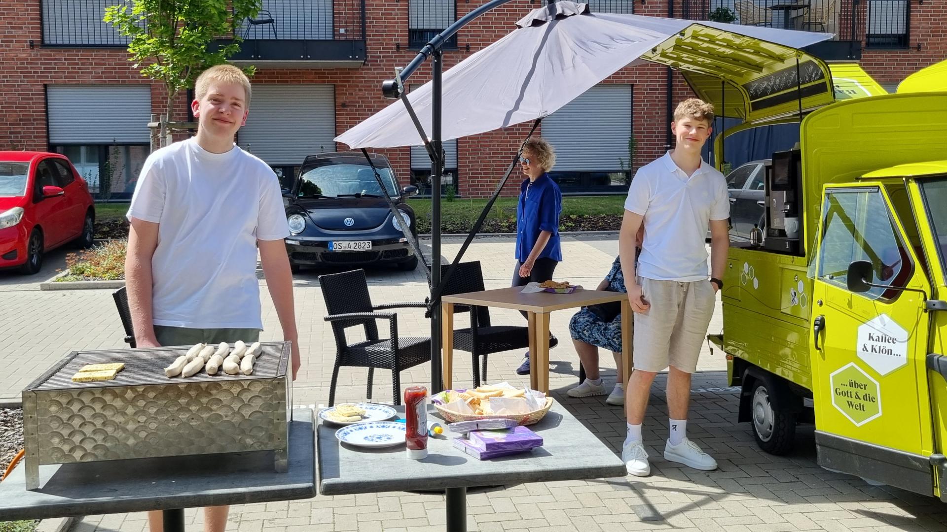 Zwei Männer stehen am Grill