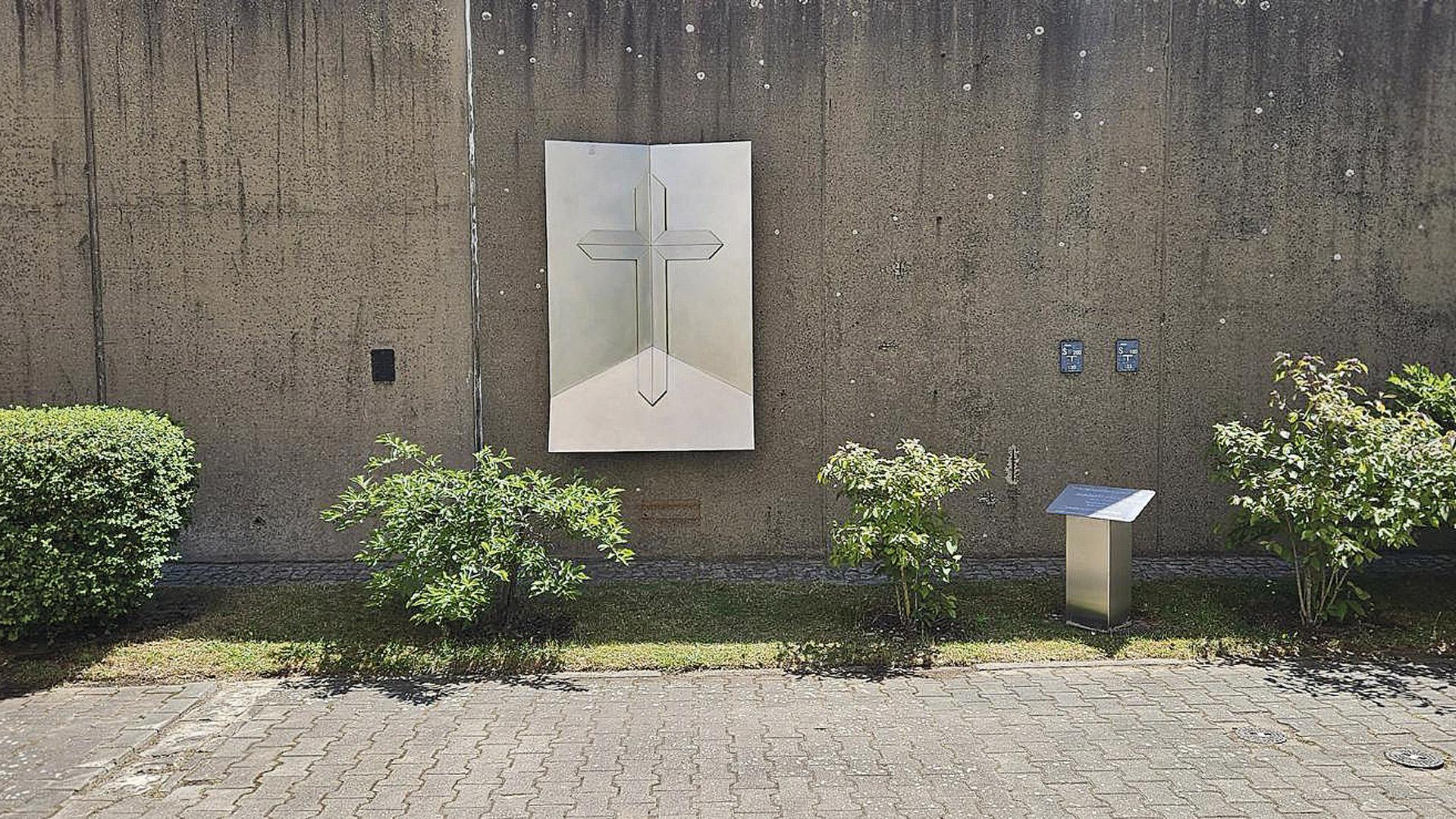 Gefängnismauer der JVA Tegel mit dem Denkmal für Bernhard Lichtenberg