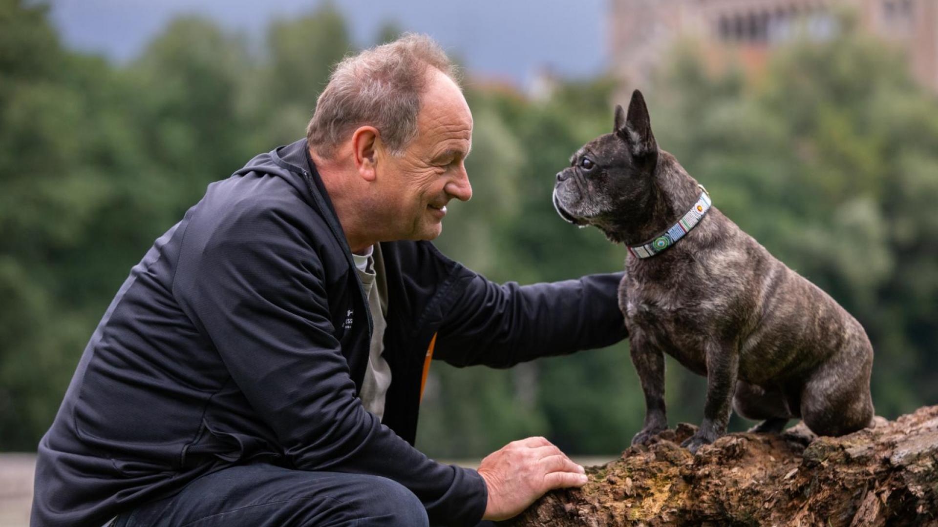 Rainer Maria Schießlern mit Hündin Pia