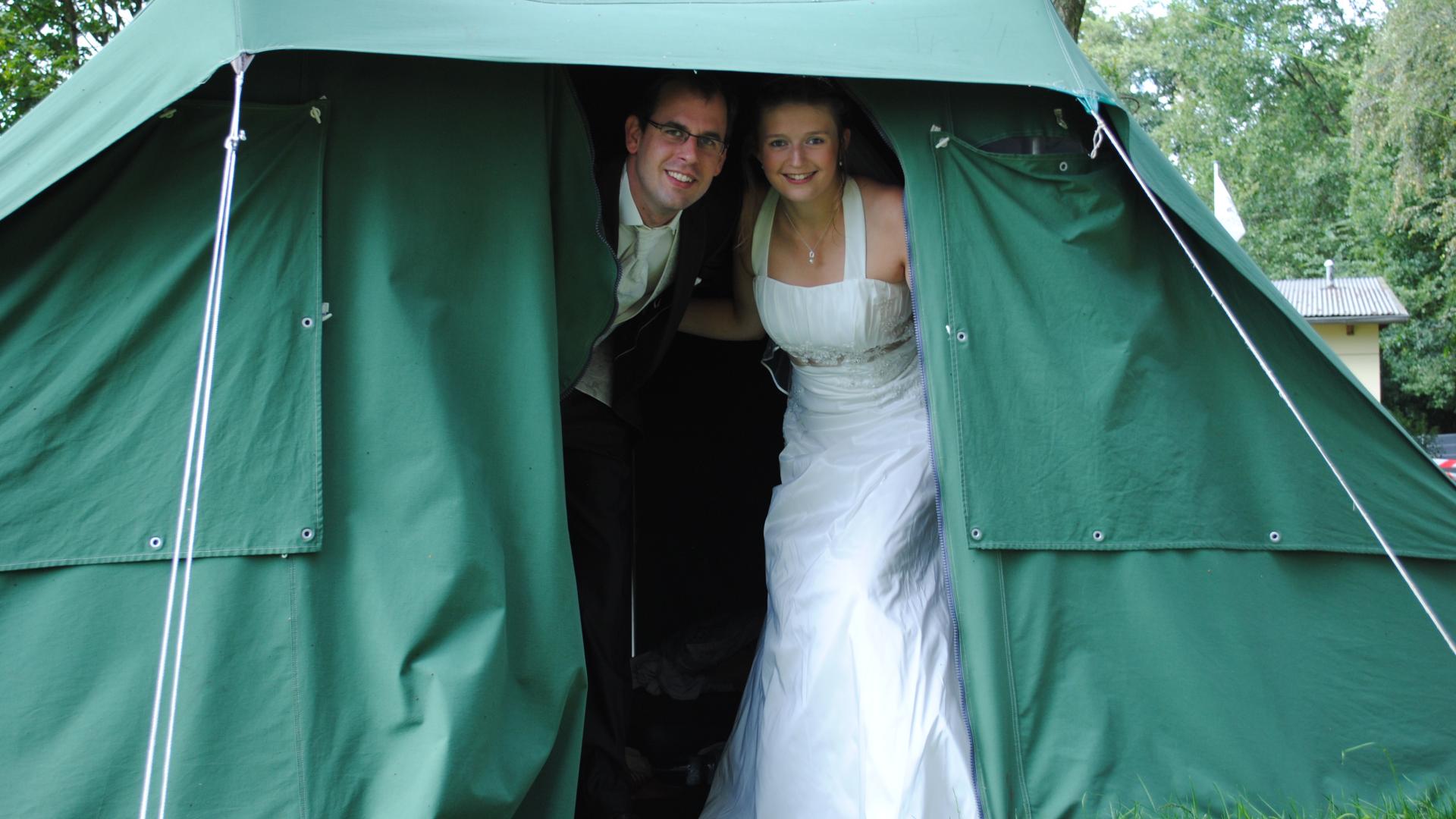 HOCHZEITSPAAR IM zELT