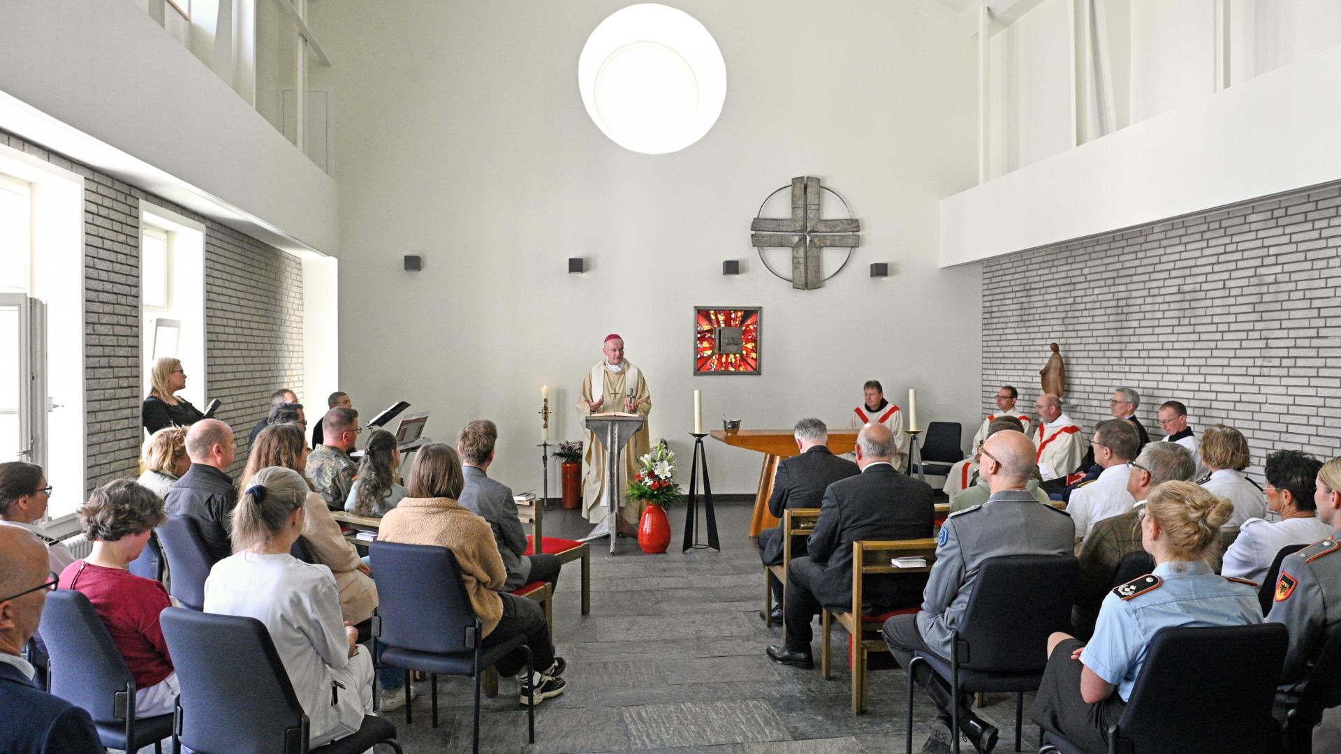 Menschen sitzen in einer Kapelle