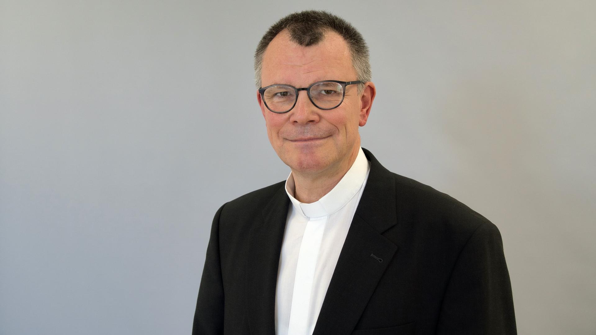 Porträtfoto eines Priesters