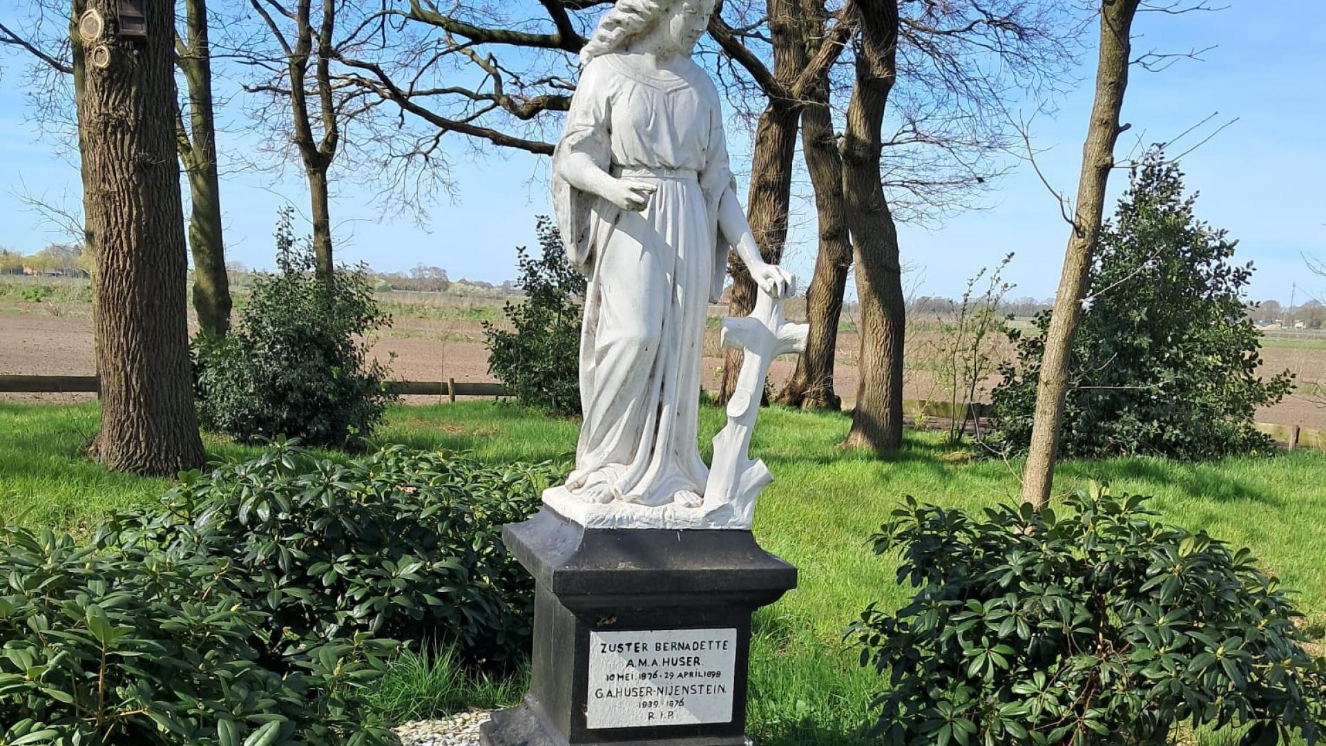 eine Statue auf einem Friedhof