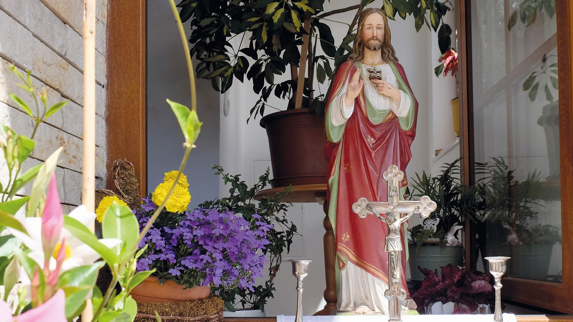 eine Jesus-Figur steht in einem Fenster