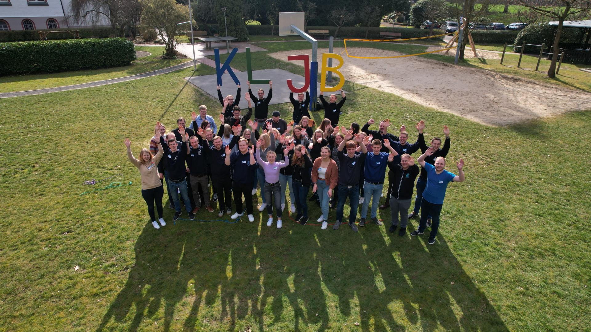 Grtuppenfoto als Luftaufnahme von einer Drohne zeigt den KLJB-Bundesvorstand aus Osnabrück