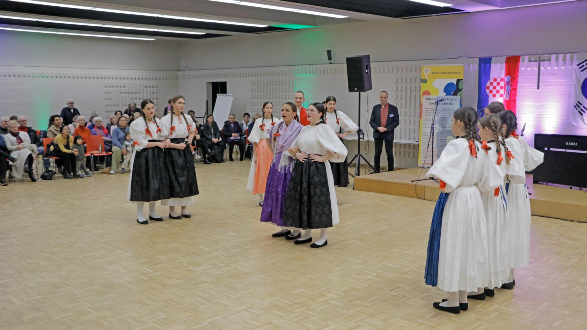 Zu sehen ist eine Tanzgruppe.