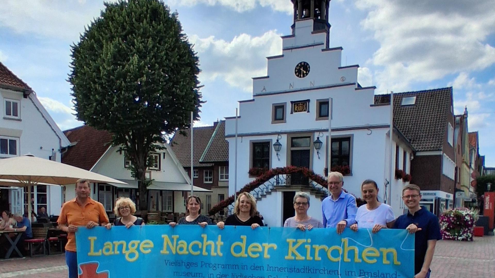 eine Gruppe mit Banner