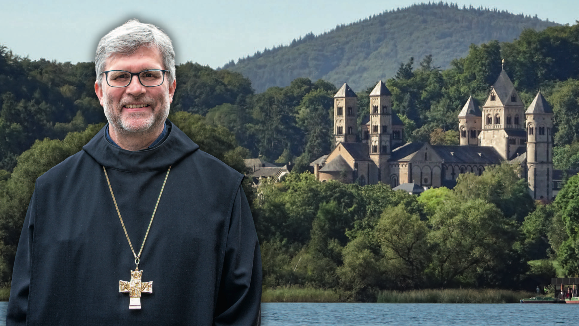 Ein Mann im Vordergrund, im Hintergrund ein Kloster mit Wald