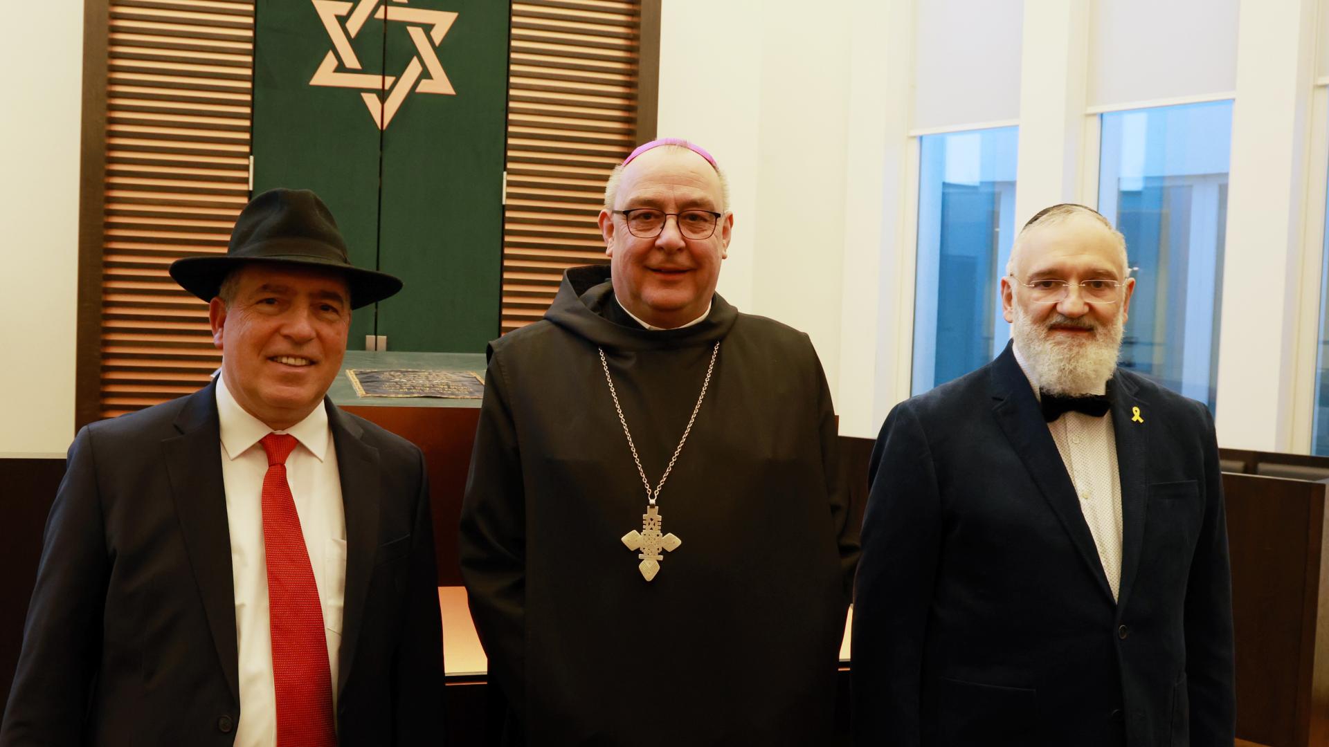 Ein Bischof und zwei Vertreter der jüdischen Gemeinde