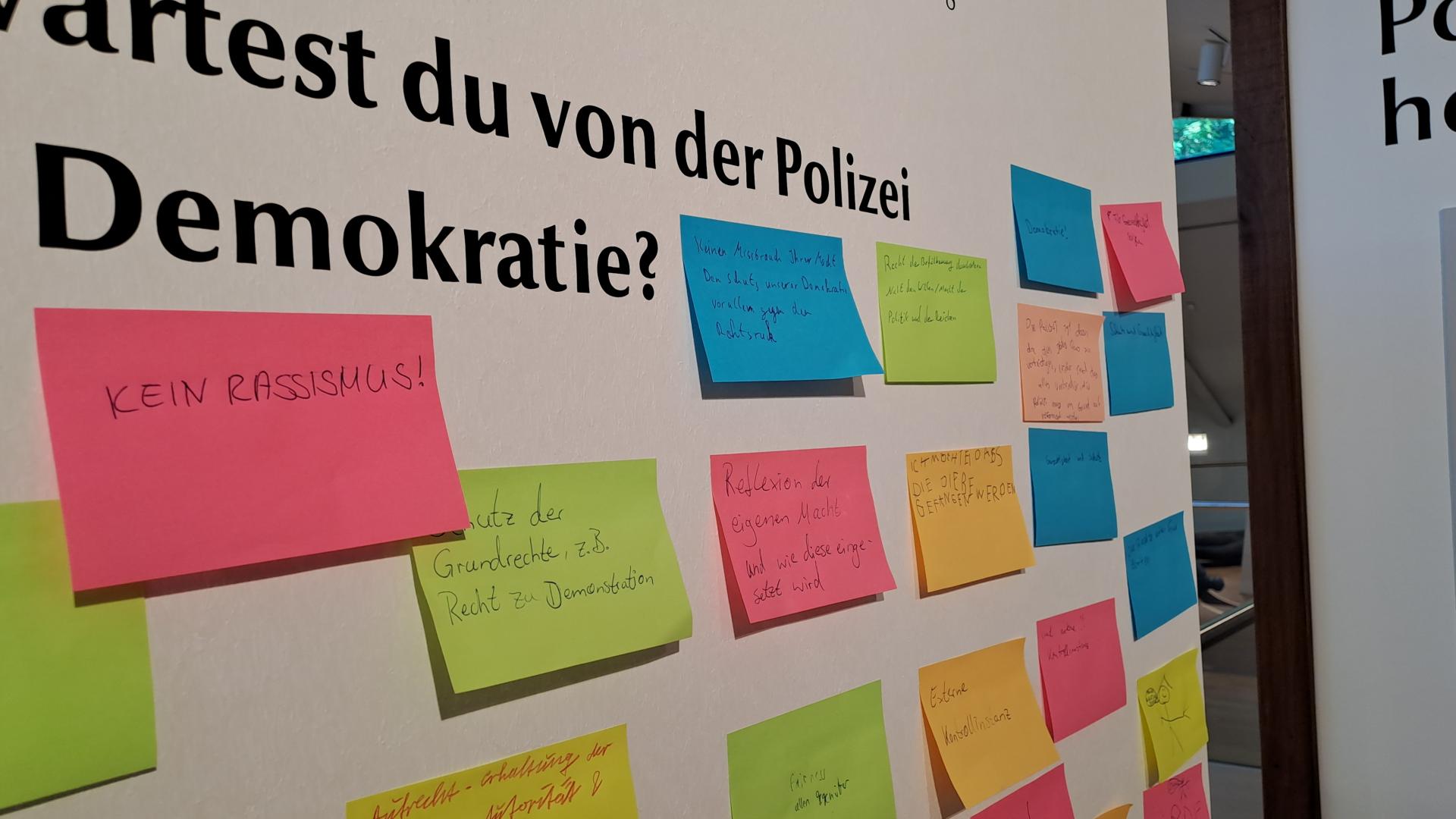 eine stellwand mit zetteln