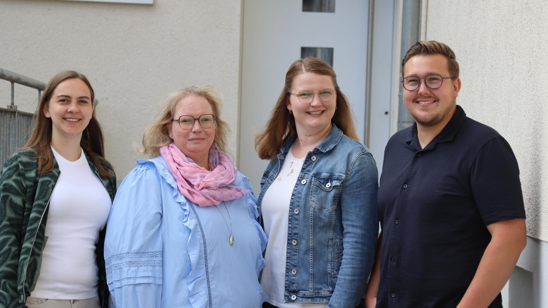 Gruppenaufnahme mit vier Menschen