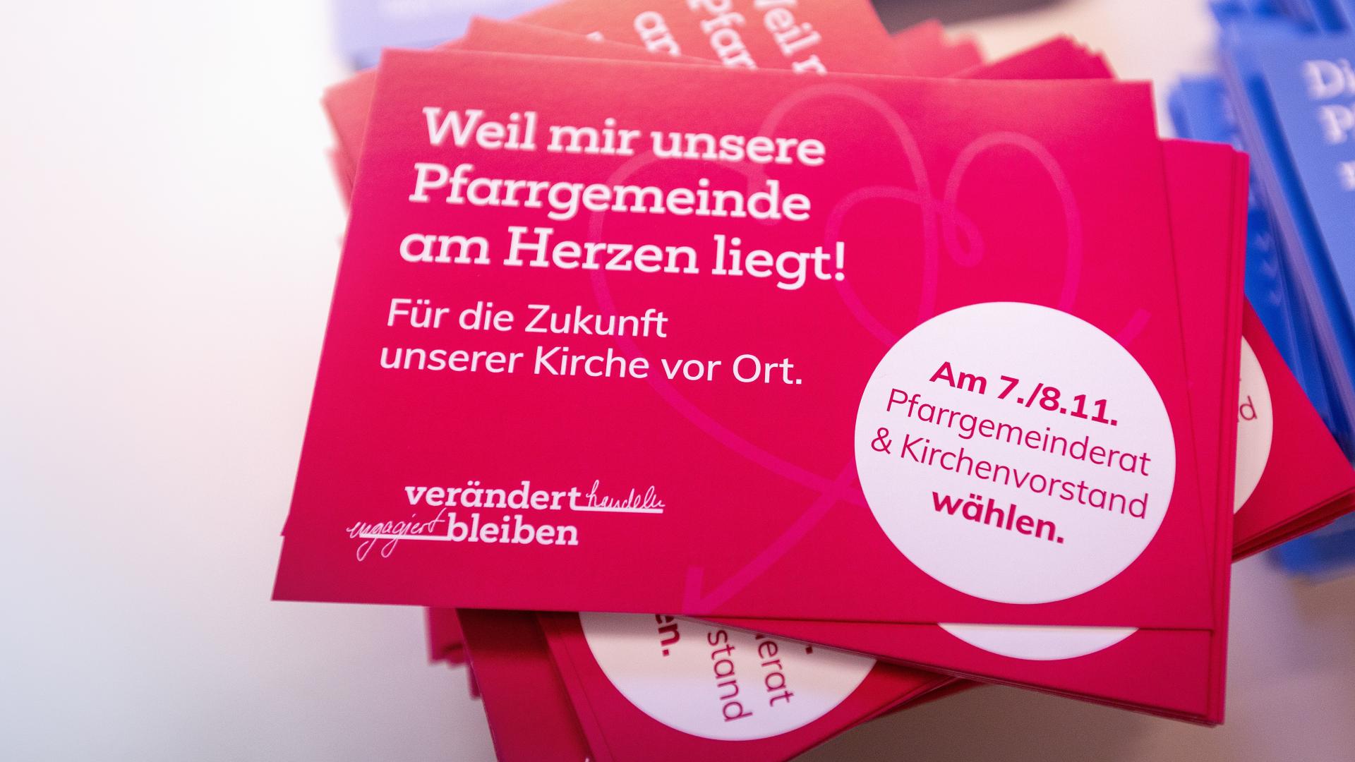 Ein Stapel mit Werbung für die Gremienwahl