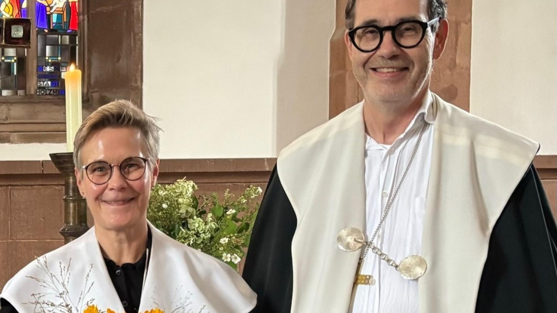 Ein Mann und eine Frau in Chorkleidung