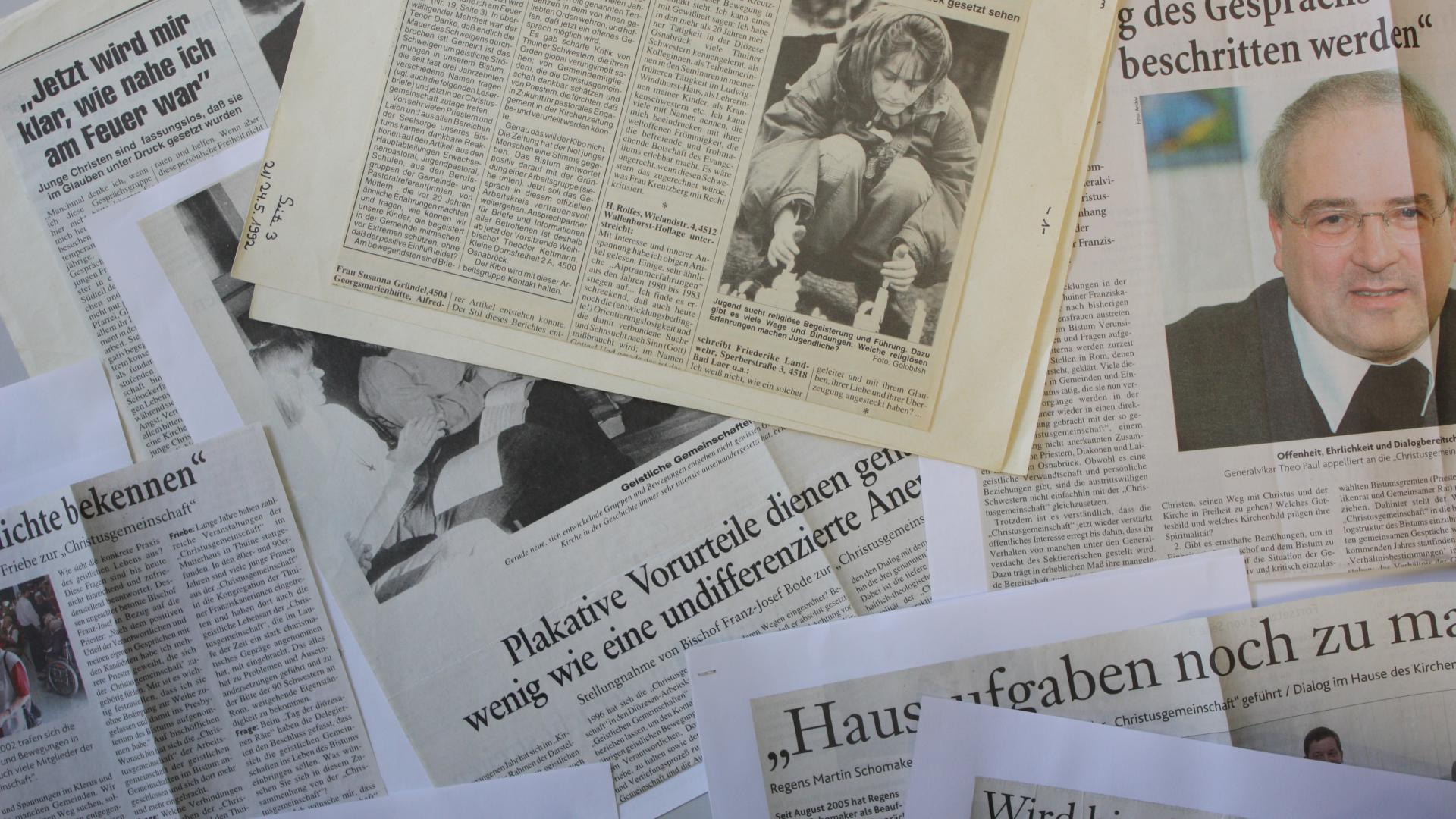 Eine Anordnung verschiedener Zeitungsartikel