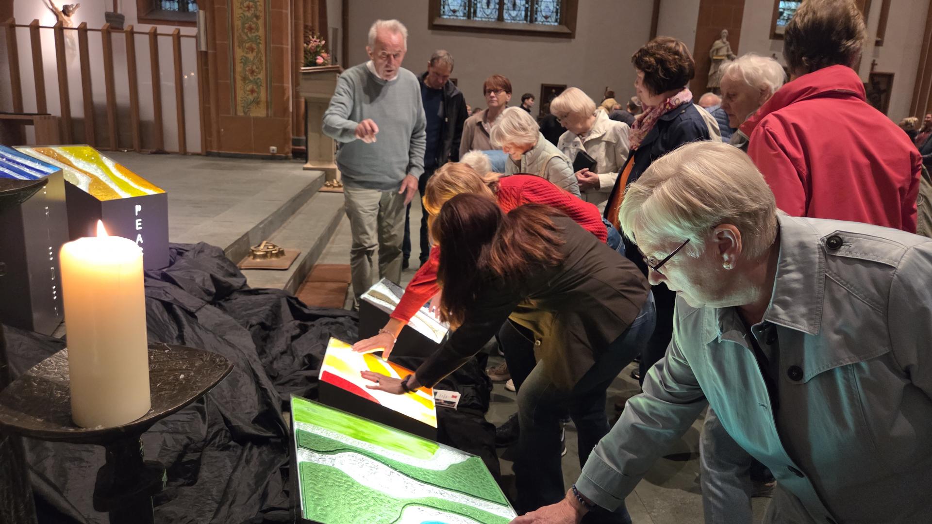 Menschen in einer Kirche
