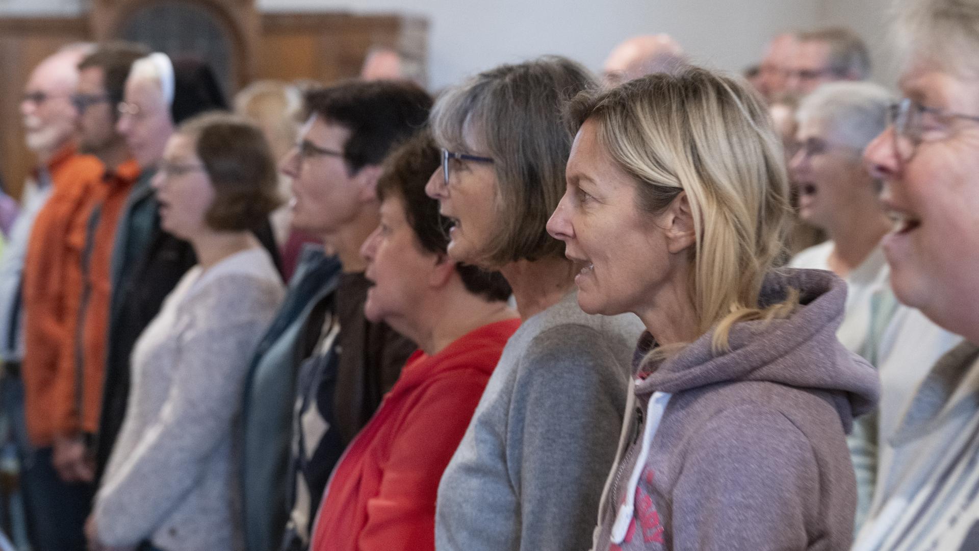Mehrere Frauen singen und schauen dabei in eine Richtung