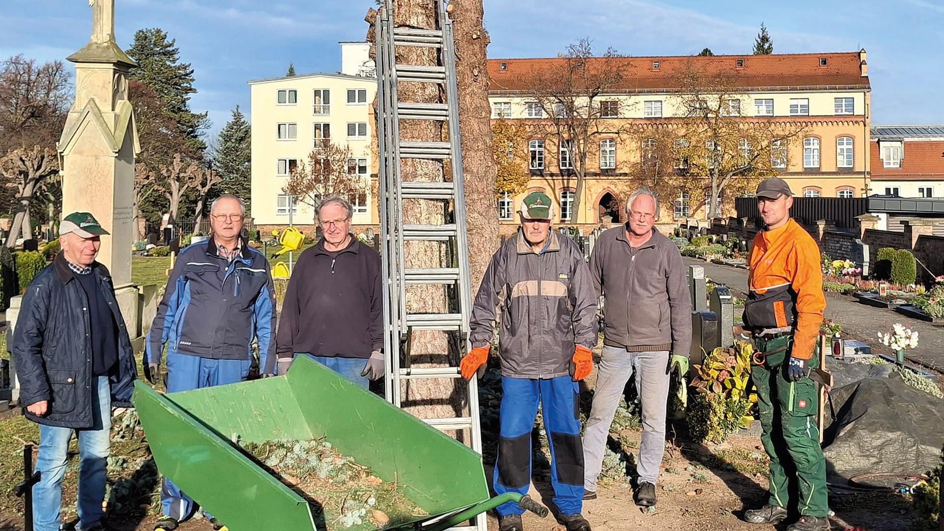 sechs Männer stehen auf einem Friedhof
