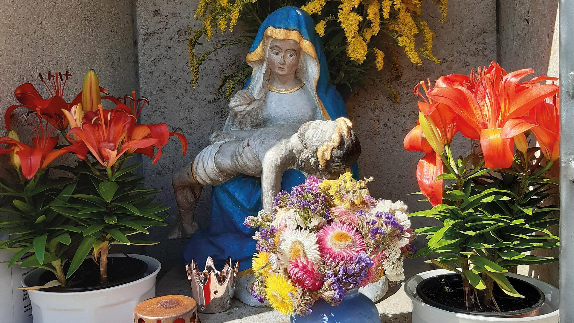 eine Marienstatue mit Blumen dekoriert