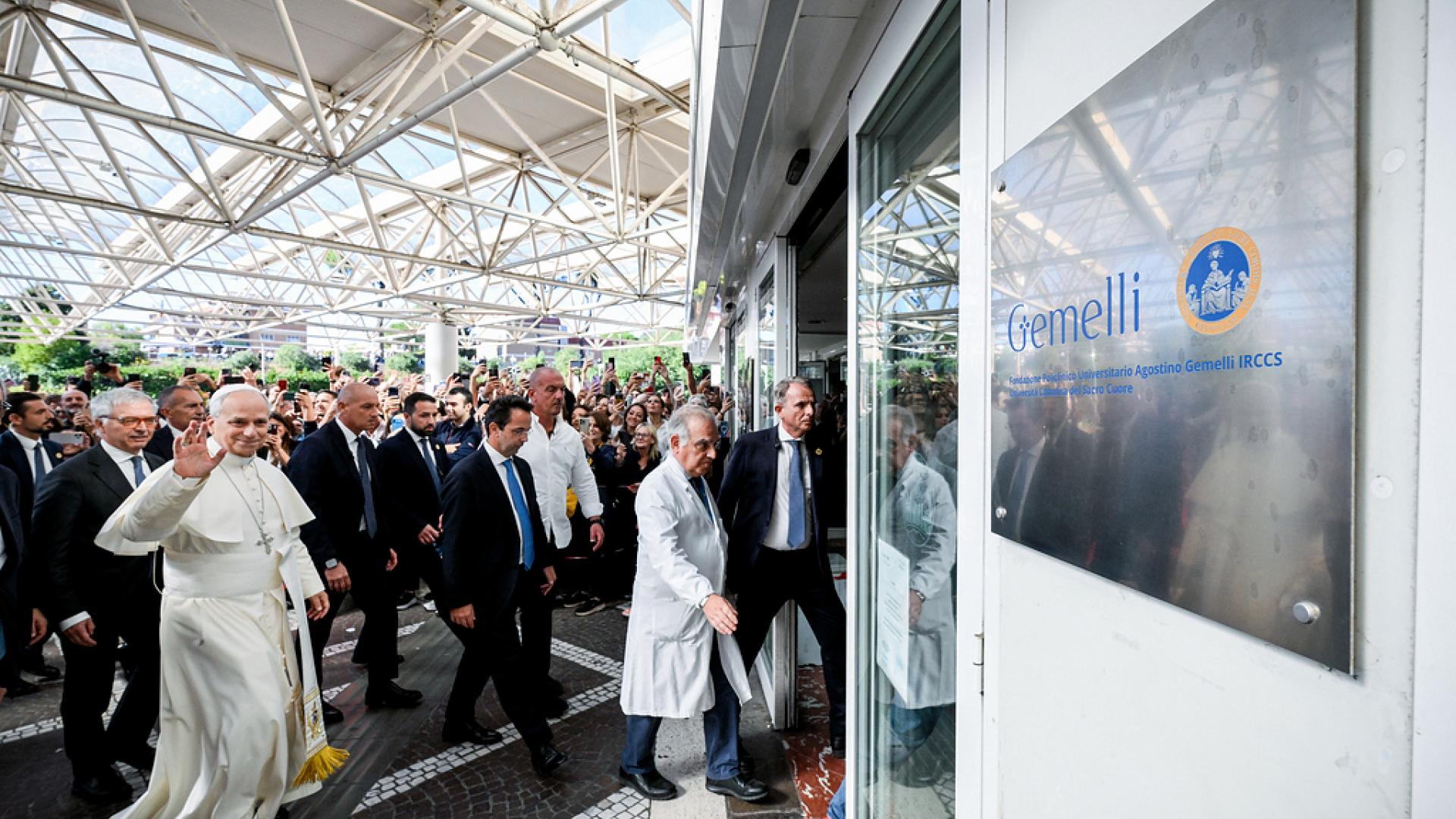 Papst-Ankunft in der Gemelli-Klinik