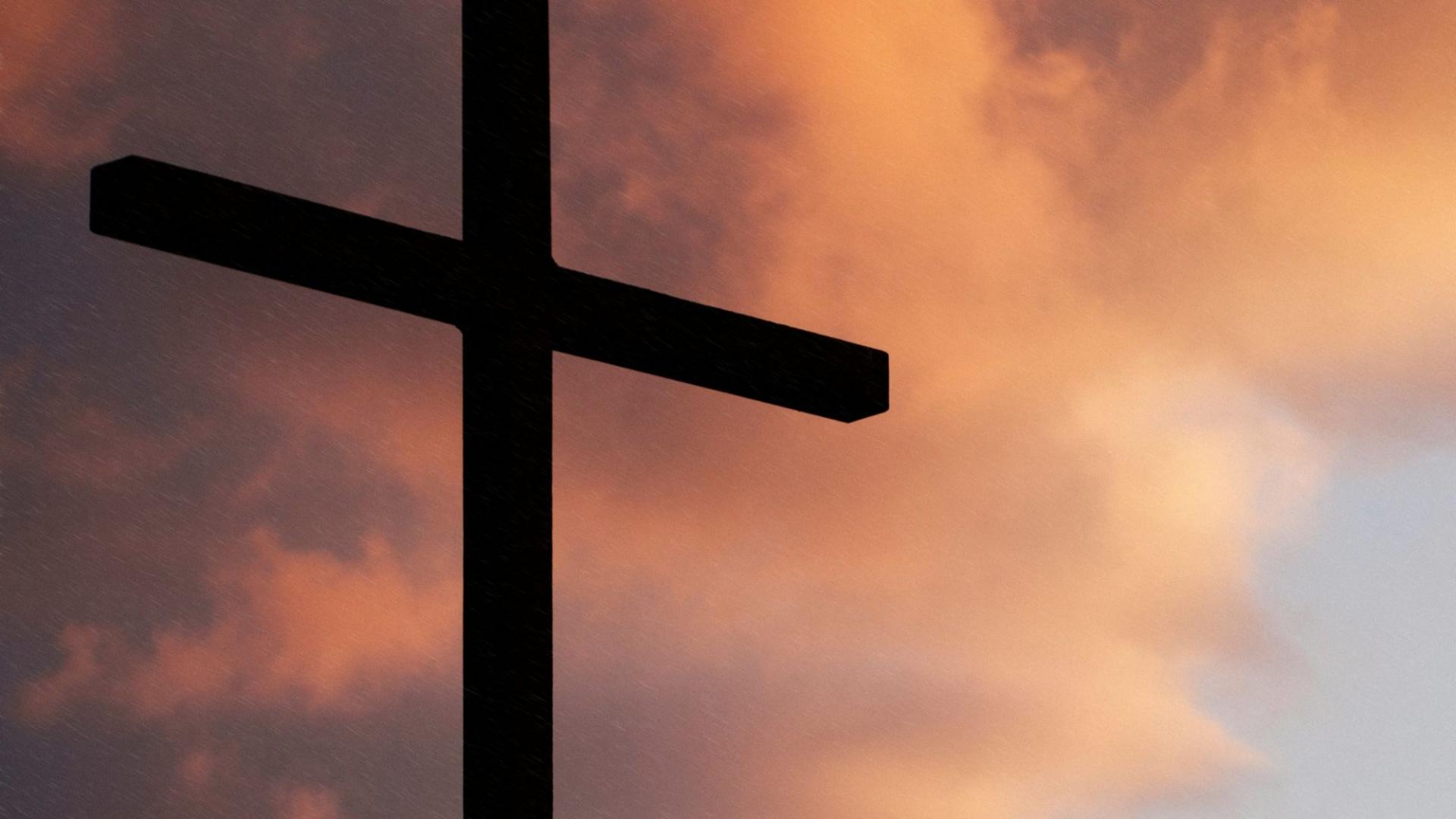 Kreuz in der Abenddämmerung