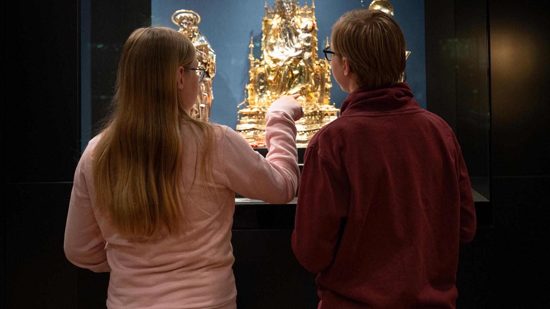 Zwei Kinder bestaunen einen Teil des Domschatzes im Museum