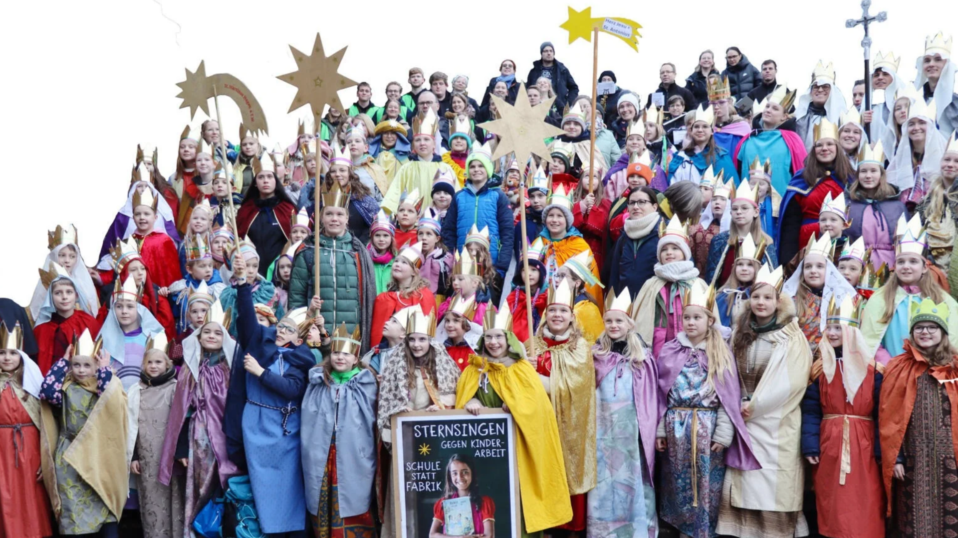 Eine Gruppe von Kindern als Sternsinger verkleidet 